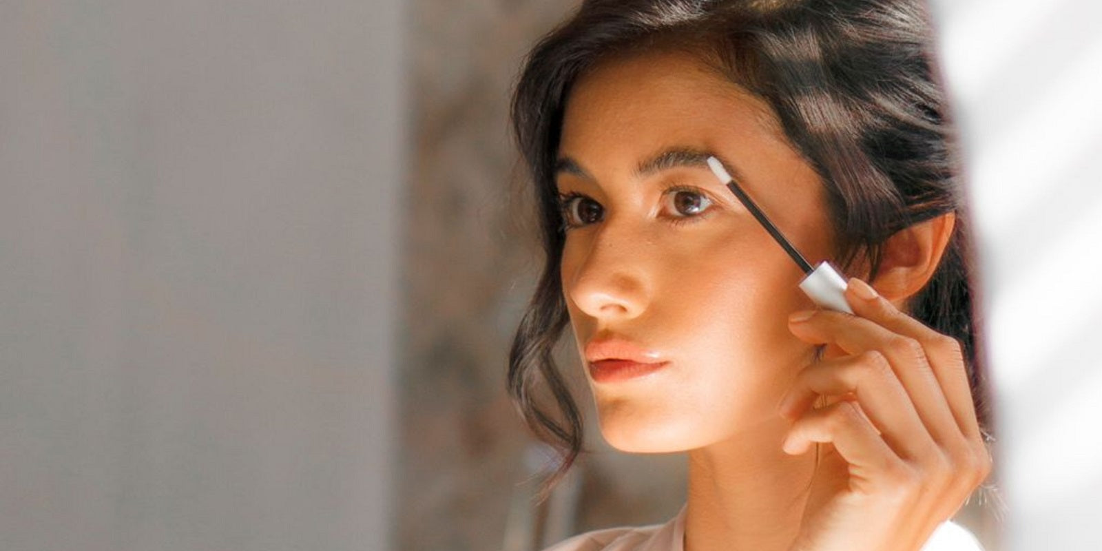 woman applying ibrow eyebrow conditioning serum